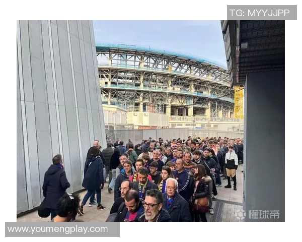 世体:法兰克福球迷在诺坎普制作骚乱,巴萨要求经济补偿